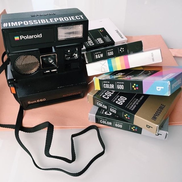 классические фотокамеры Polaroid и кассеты
